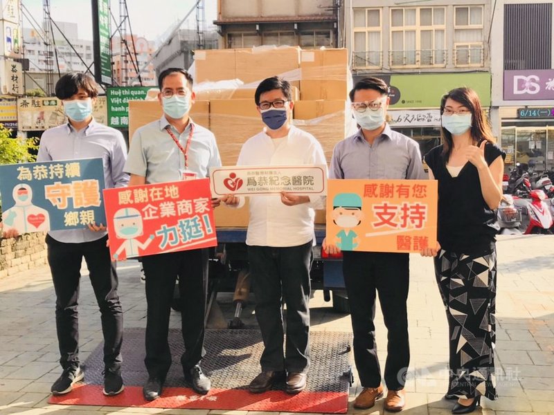 苗栗縣移工群聚染疫事件延燒,縣議員陳光軒(右2)、曾玟學(左1)等人發起線上募集防護衣、力挺醫護人員,陳光軒11日指出,目前募集量已逾2萬3000多套,先配送2000套到竹南鎮及頭份市重災區。(陳光軒提供)中央社記者管瑞平傳真 110年6月11日