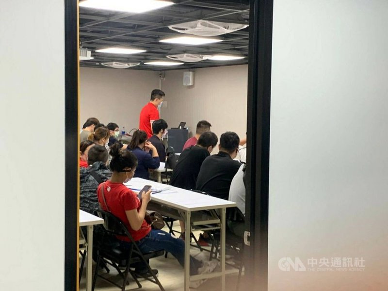 台南市永康區一間工廠日前不顧武漢肺炎(2019冠狀病毒疾病,COVID-19)防疫規定,辦媒介工作講解活動,室內集結41人,遭警方查獲移送台南市政府衛生局裁罰。(台南市警局提供)中央社記者張榮祥台南傳真 110年6月11日
