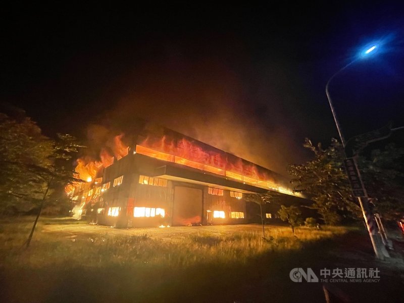 台南市柳營科技工業區一處廠房11日晚間發生火警,火勢猛烈,全面燃燒,消防人員灌救中。(台南市消防局提供)中央社記者張榮祥台南傳真 110年6月11日