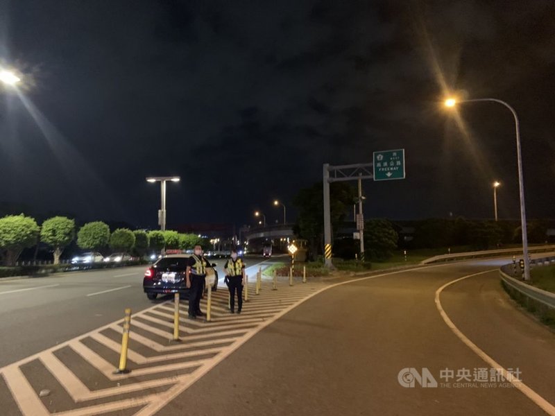 武漢肺炎(2019冠狀病毒疾病,COVID-19)疫情嚴峻,交通部為降低端午連假民眾移動及國道車流量,首次啟動高強度嚴格匝道儀控管制,桃園地區要上高速公路車輛不多,匝道順暢無壅塞。(警方提供)中央社記者葉臻傳真 110年6月11日