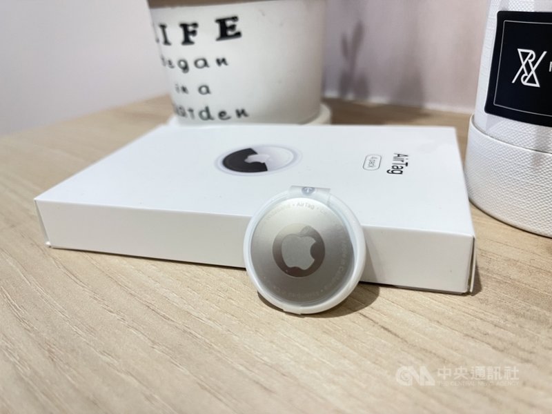 電信三雄11日宣布,將於6月16日開賣蘋果藍牙追蹤器AirTag,搭配指定資費可零元帶回家。中央社記者吳家豪攝 110年6月11日