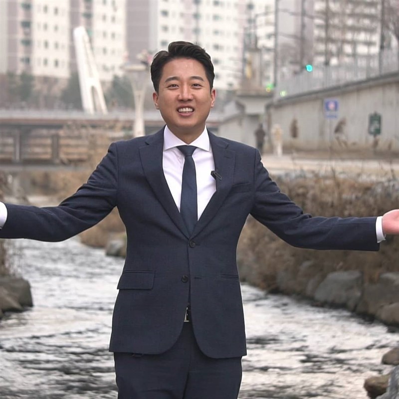 李俊錫以黑馬之姿成為韓國推行民主制度以來最年輕的主要政黨黨魁,這顯示不少韓國人對於政治日益不滿,年輕和中間選民漸漸成為關鍵族群。(圖取自facebook.com/junseokandylee)