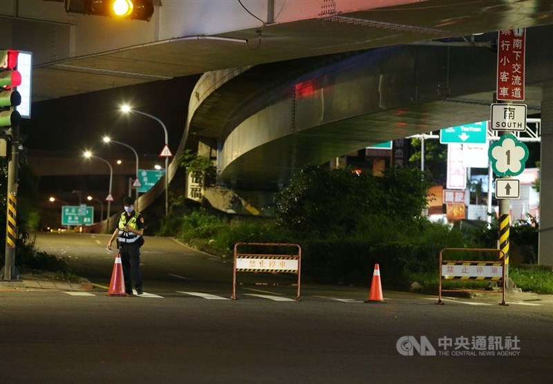 端午節連假將展開,因疫情升溫,高速公路局11日晚間9時起,首次啟動高強度的嚴格匝道儀控管制,呼籲民眾非必要不上路。中央社記者郭日曉攝 110年6月11日