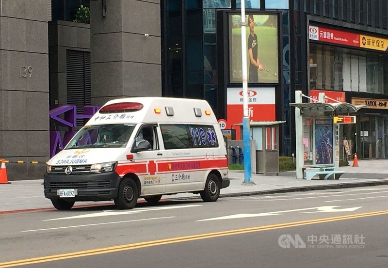 新北市消防局11日表示,防疫救護分隊每天約出勤150趟次,負責後送與接運武漢肺炎確診病患到集中檢疫所,會請出勤救護員落實穿著防護裝備,也提供接種疫苗與篩檢。中央社記者黃旭昇新北攝 110年6月11日