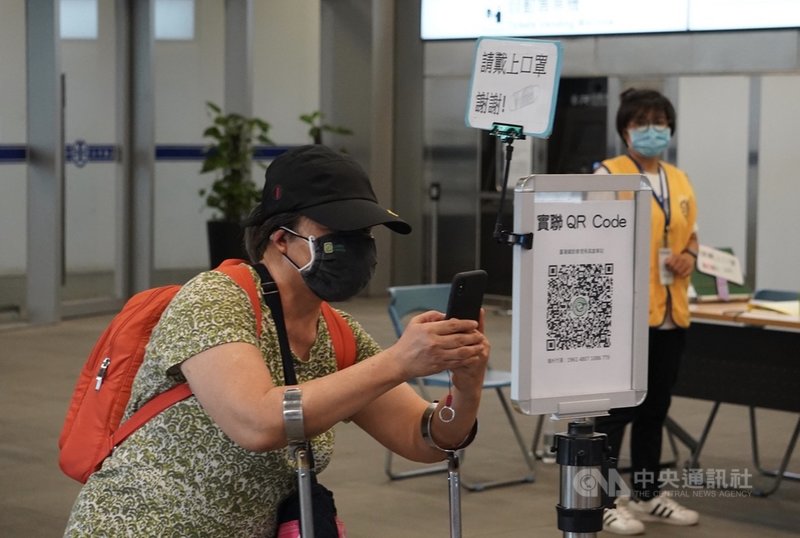 端午連假將展開,為因應返鄉人潮防疫,高雄市長陳其邁11日表示,市府已在高鐵站、火車站及客運站設置實聯制QR code,乘客上下車均須實聯制。圖為11日下午民眾進入高雄火車站前進行實聯制一景。中央社記者董俊志攝 110年6月11日