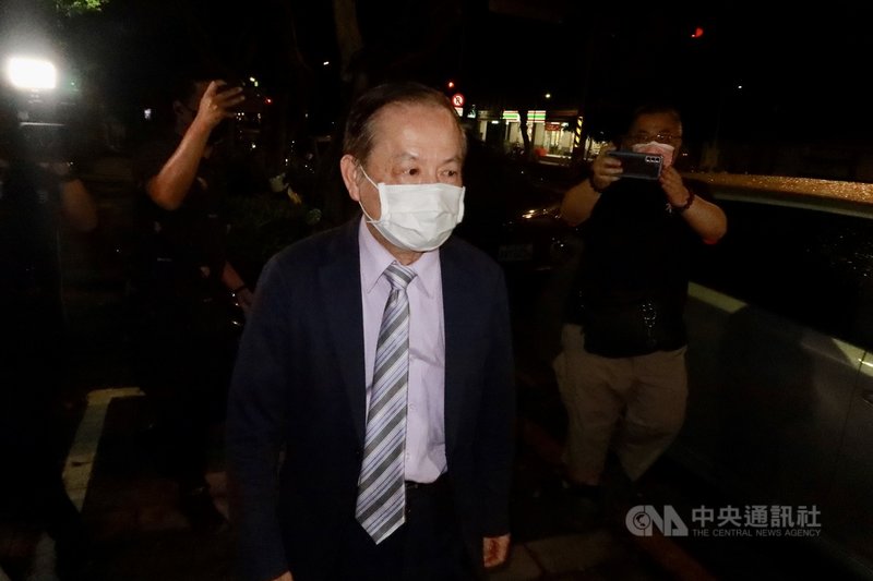 台北地檢署偵辦好心肝診所私打疫苗案,10日指揮調查局台北市調查處,以證人身分約談好心肝負責人許金川(圖),並由檢察官視訊複訊。許金川11日凌晨離開市調處,面對媒體並未表示意見。中央社記者蕭博文攝 110年6月11日