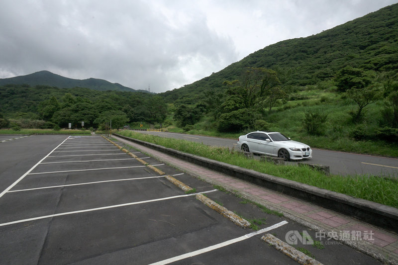 疫情三級警戒再延長,陽明山國家公園持續關閉或暫停各項遊憩服務設施至28日,包含所屬各遊客服務站、園區涼亭、休憩點、委外停車場、委外販賣部、流動廁所及生態保護區申請等各項服務。圖為陽明山國家公園大屯山停車場空無一車。中央社記者裴禛攝 110年6月11日