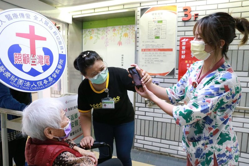 武漢肺炎疫情升溫,恆春基督教醫院附設恆愛護理之家住民長輩們已經很久沒有看到家人,護理師們利用視訊,讓長輩與家人互相問候。(恆基提供)中央社記者郭芷瑄傳真 110年6月11日