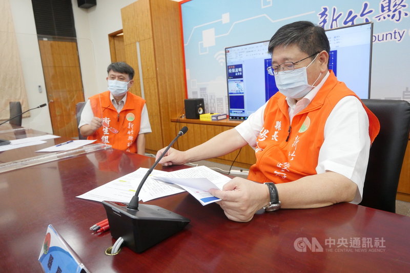 新竹縣11日新增12例武漢肺炎確診個案,且都集中於竹東鎮的2間長照機構,縣長楊文科(右)表示,目前已緊急收治隔離12例確診者,並匡列相關接觸者64人,經採檢均為陰性。(新竹縣政府提供)中央社記者郭宣彣傳真 110年6月11日