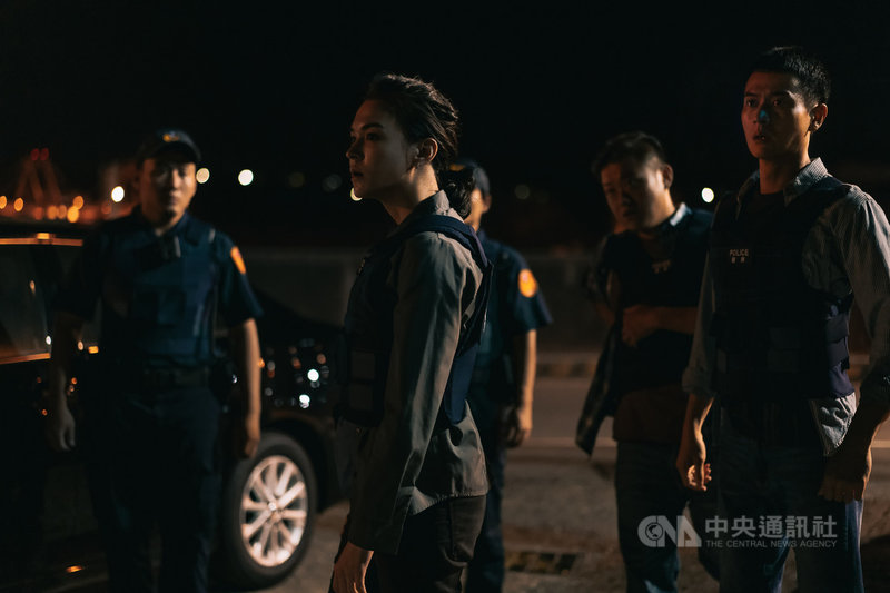 演員張榕容(左2)、劉冠廷(右1)在新戲「第三佈局塵沙惑」中飾演警察學姐弟,共同辦案企圖破解橫跨23 年的懸疑命案。(CATCHPLAY提供)中央社記者葉冠吟傳真 110年6月11日