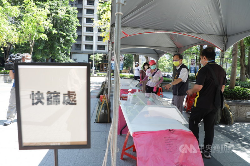 台中新光三越中港店1名櫃姐確診武漢肺炎,台中市政府11日下午成立前進指揮所,為館內相關人員進行快篩。(台中市政府提供)中央社記者郝雪卿傳真 110年6月11日