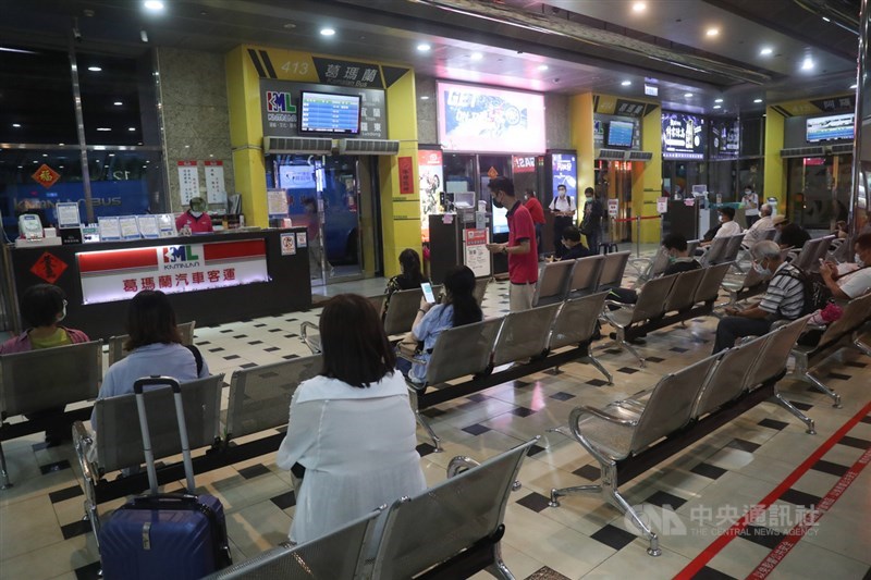 端午節連假將展開,國道客運11日至15日每車廂乘載率已控制在2成以下,截至10日,國道客運乘載率為3.76% 。圖為台北轉運站搭車人數不多。中央社記者吳家昇攝 110年6月11日