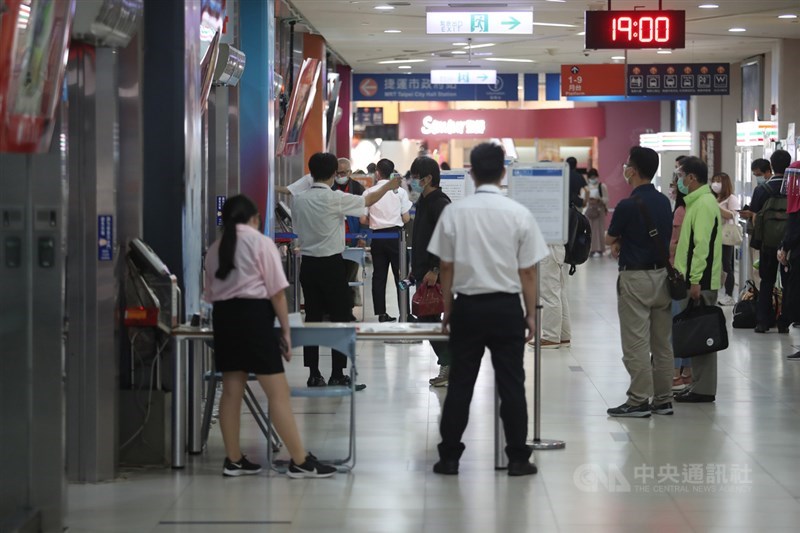 國內武漢肺炎(2019冠狀病毒疾病,COVID-19 )疫情升溫,全台維持第3級警戒,國道客運業者於連假期間,各班次載客量不超過2成原則辦理,客運11日晚間搭車人潮不若過去。中央社記者張新偉攝110年6月11日