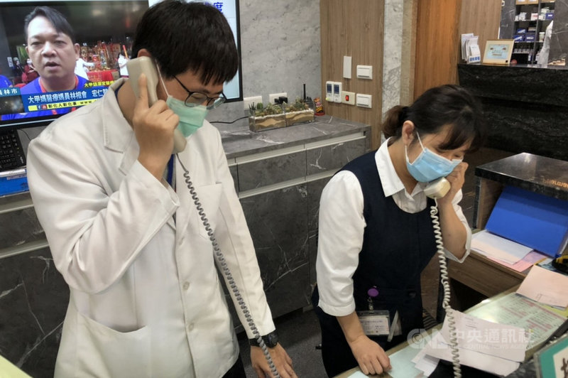彰化縣政府11日開放75歲以上長輩向醫院、衛生所預約接種武漢肺炎疫苗,吸引長輩一早搶打電話,但不是忙線,就是獲知額滿。圖為員林宏仁醫院受理情形。(宏仁醫院提供)中央社記者蕭博陽彰化縣傳真 110年6月11日