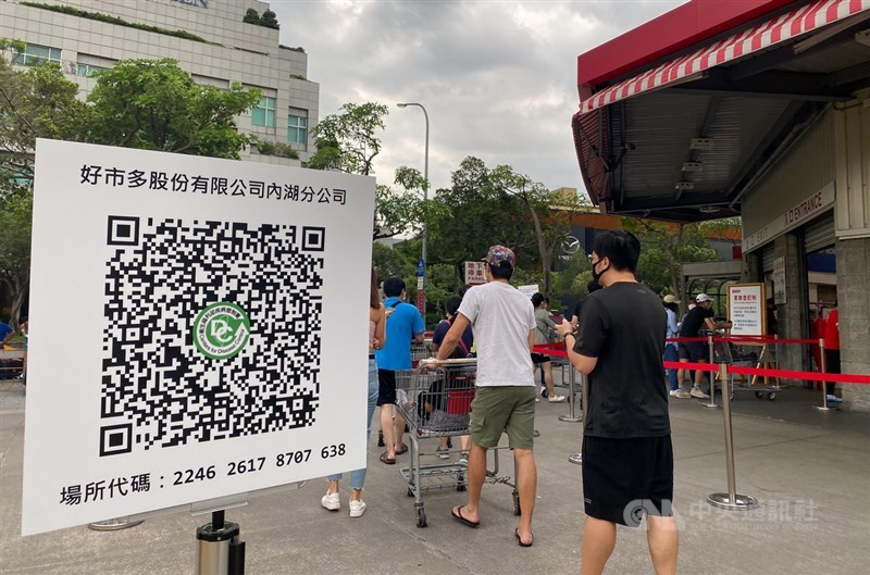 立院臨時會財政等6委員會聯席會議審查紓困4.0特別預算案,其中,NCC編列簡訊實聯制預算新台幣8億元遭質疑,國民黨立委賴士葆等人提案要求全數刪除。(中央社檔案照片)