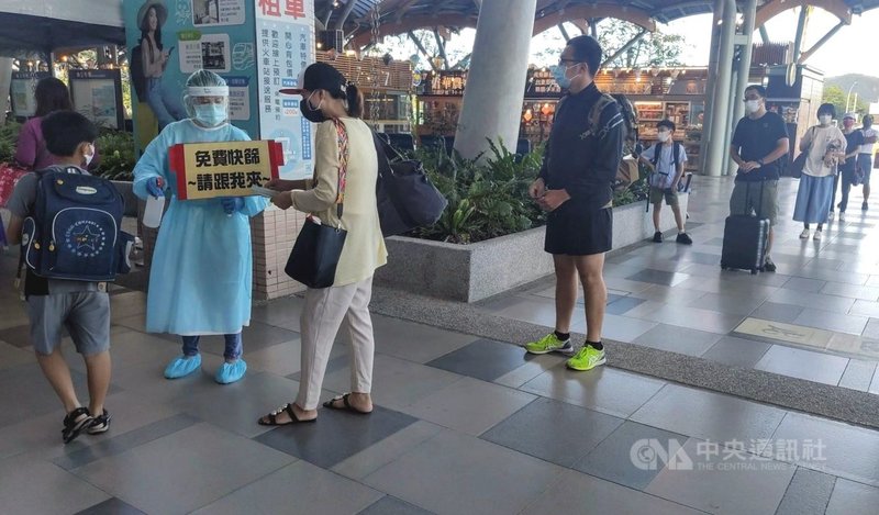 端午節連續假期前夕,台東火車站11日下午出現首波移動人口,台東縣政府在火車站設置快篩站,每班北東列車平均不到百名乘客,大部分旅客配合快篩,且都未出現陽性反應。中央社記者盧太城台東攝 110年6月11日