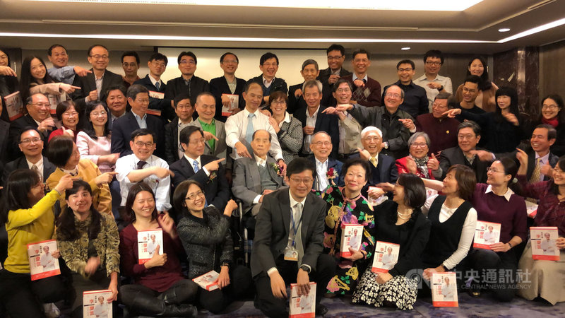 「台灣疫苗之父」李慶雲11日凌晨辭世。圖為去年1月李慶雲(2排左5)口述傳記出版,國內小兒科與感染科專家齊聚,分享與恩師昔日相處點滴。中央社記者江慧珺攝 110年6月11日