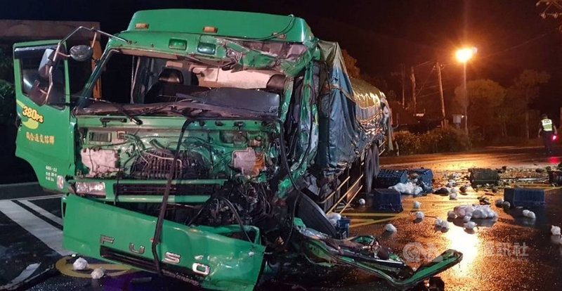 台9線鹿野段10日深夜發生滿載農產品的貨車撞聯結車事故,車頭嚴重變形,大貨車駕駛及乘客受傷,送往台東馬偕醫院救治。(警方提供)中央社記者盧太城台東傳真 110年6月11日