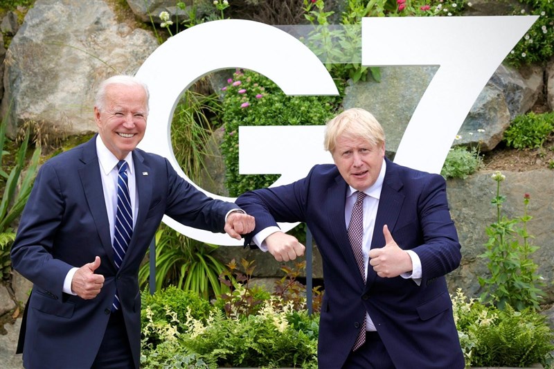 七大工業國集團(G7)領袖峰會11日揭幕,英國首相強生(右)趕在會前先會晤美國總統拜登(左),並讚揚英美關係「牢不可破」。(圖取自twitter.com/BorisJohnson)