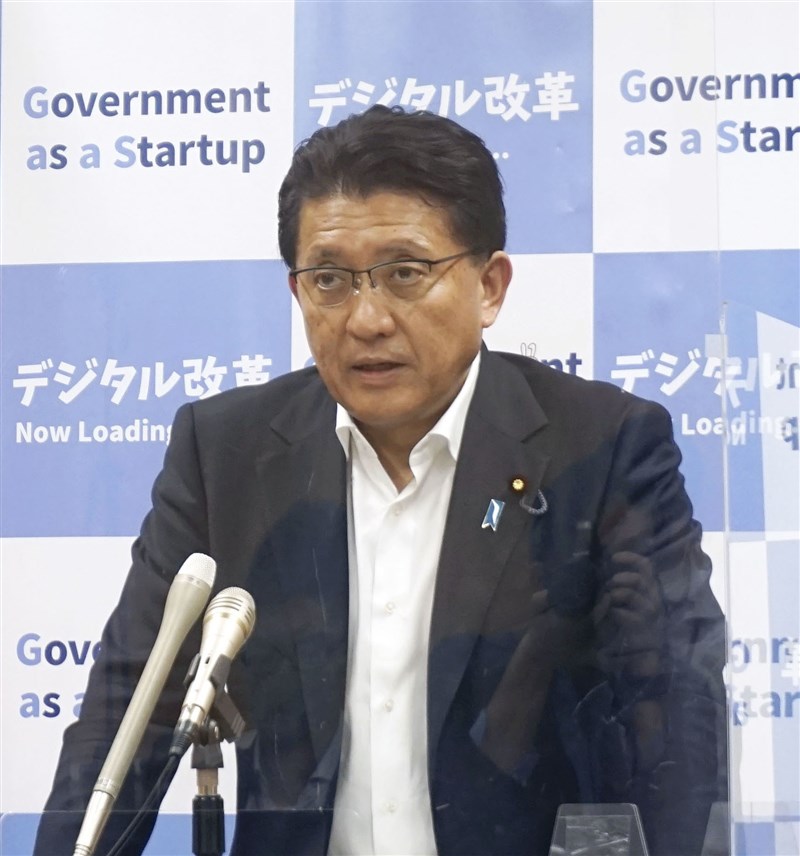 日本數位改革大臣平井卓也(圖)被媒體爆料,為了要承包開發東京奧運App的廠商降價,對負責談判的部下說「可以去威脅他們」等語;他11日出面道歉。(共同社)