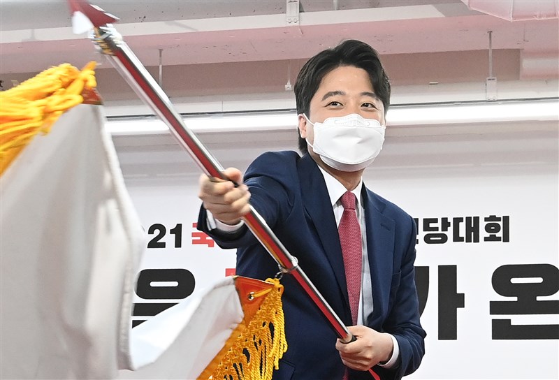 活躍於韓國綜藝節目的36歲新創企業家李俊錫11日當選保守派反對黨國民力量黨黨魁,將領導黨角逐2022年總統選舉。他誓言終結韓國分化、惡毒的政治環境。(韓聯社)