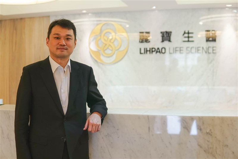 為了維持營運並保障員工健康,麗寶集團旗下麗星診所推出企業快速抗原檢測服務,可直接到企業所在地做抗原快篩檢測,預防群聚。圖為麗寶生醫總經理吳泓泰。(麗寶生醫提供)
