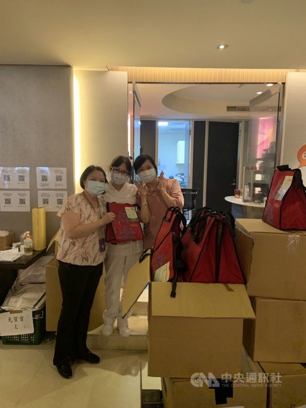 凱撒大飯店為台北市首間擔任「加強版防疫專責旅館」的五星觀光飯店,至今已逾3週,各界愛心一波波湧入,讓飯店員工、醫護倍感溫暖,飯店11日也特別贈送現場第一線員工及醫護端午粽禮。(台北凱撒大飯店提供)中央社記者汪淑芬傳真 110年6月11日