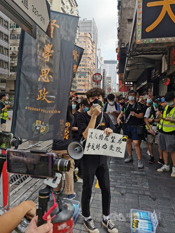 香港賢學思政召集人王逸戰11日被警方拘捕,他被指涉嫌宣傳及公布未經批准的集結。圖為賢學思政109年9月在佐敦「反送中」示威中擺街站。中央社記者張謙香港攝 110年6月11日
