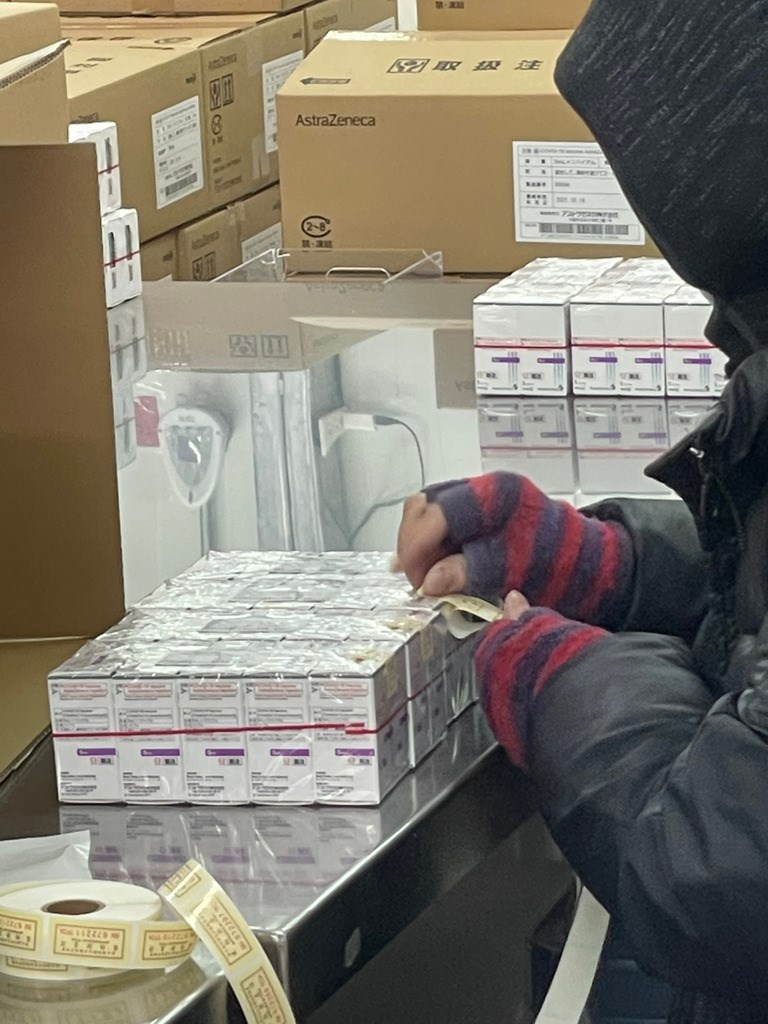 衛生福利部食品藥物管理署11日宣布,日本政府捐贈給台灣近124萬劑AZ疫苗已檢驗完畢,正在倉庫封緘(圖)準備放行,預計12日起配發到各縣市。(食藥署提供)中央社記者張茗喧傳真 110年6月11日
