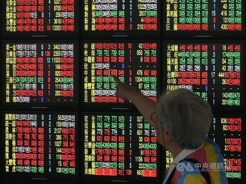 美科技股走高,但11日台股資金流向傳產股,盤中航運股成交金額超過半導體族群,指數越過17200點。(中央社檔案照片)