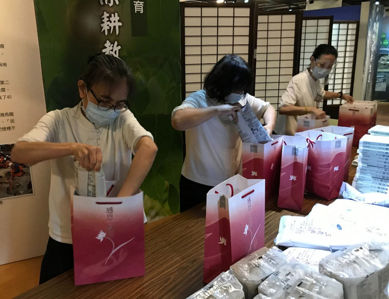 慈濟基金會表示,疫情使得居家隔離民眾遽增,台北市政府有向基金會申請「安心祝福包」,6月份已陸續規劃打包運送,11日全數交予北市府。(慈濟基金會提供)中央社記者吳欣紜傳真 110年6月11日