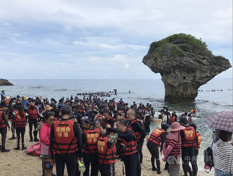 疫情3級警戒持續下,端午連假正式展開,屏東小琉球一名李姓居民12日在網路貼出熱門景點浮潛區「花瓶岩」岸際109年滿是人群盛況(圖)及今年空無一人的照片對比,她說,「台灣人真的有認真在守一波」。(李姓居民提供)中央社記者郭芷瑄傳真 110年6月12日