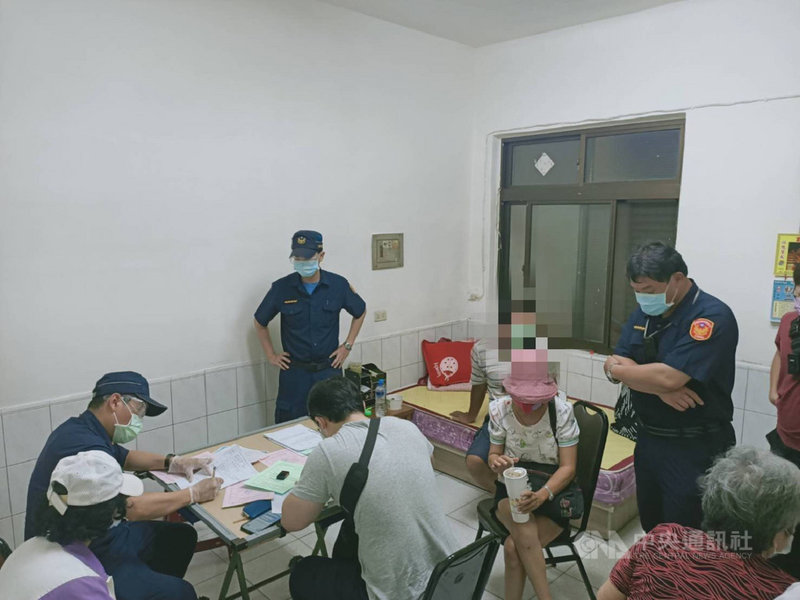 高雄市警察局楠梓分局接獲線報指出,和光街某處民宅時常有多名男女進出,還不時傳出打麻將聲響,疑似違反防疫規定。右昌派出所11日到民宅查察,發現6名男女群聚,現場還有張麻將桌,6人雖均有配戴口罩,但仍違反群聚規定。(楠梓分局提供)中央社記者侯文婷傳真 110年6月12日