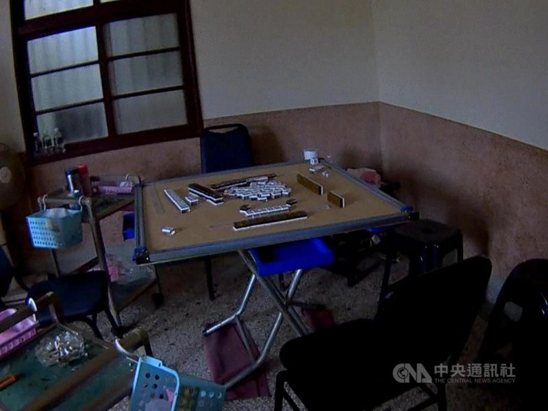 高雄市政府警察局湖內分局日前午後接獲報案指出,中正路一段某巷弄民宅疑似有人打麻將。湖內派出所派人到場查處,發現4人進行非必要社交集會,違反相關防疫規定,對蘇姓屋主等在場4人開單舉發,並移請衛生局進行裁罰。(湖內分局提供)中央社記者侯文婷傳真 110年6月12日