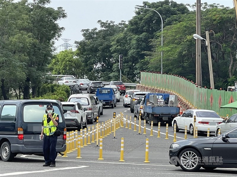端午連假首日,國道1號台南市仁德交流道12日上午南下高雄市匝道壅塞,回堵數百公尺。中央社記者張榮祥台南攝 110年6月12日