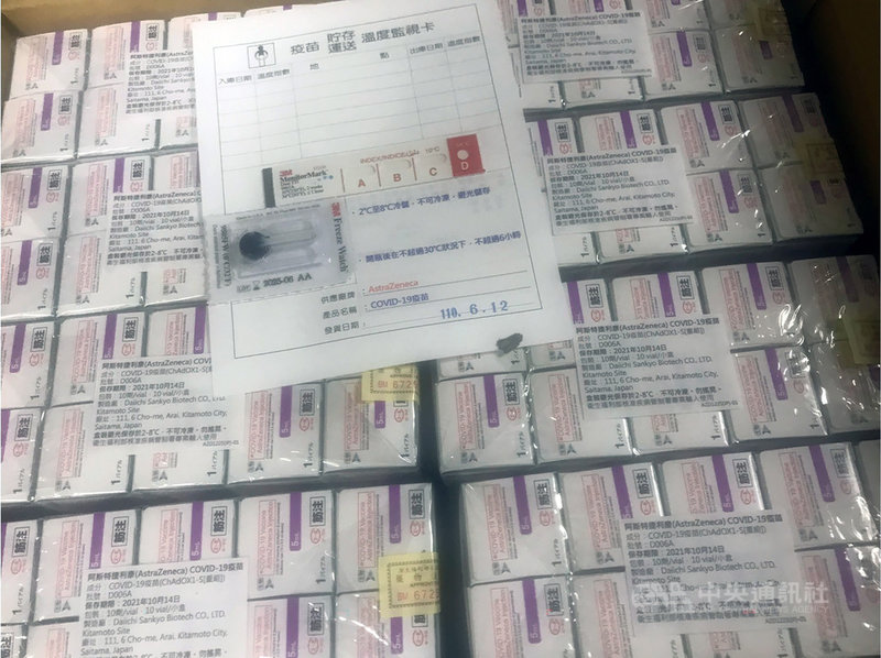 台南市政府12日下午宣布日本捐贈的武漢肺炎(2019冠狀病毒疾病,COVID-19)AZ疫苗開打。市府強調,病毒不等人,保護市民不能等,疫苗12日到,就12日開始打;中央配發台南AZ疫苗首批是5萬6000劑。(台南市政府提供)中央社記者張榮祥台南傳真 110年6月12日