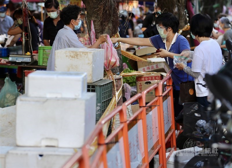 台北市政府宣布各公有市場、攤販集中場、超市及大賣場週末強制執行依身分證字號尾數分流,希望避免群聚造成防疫缺口,兼顧民眾生活所需。12日端午連假首日,北市傳統市場採買人潮較往常少一點,攤商、民眾也多戴上口罩、護目鏡等落實防疫。中央社記者張皓安攝 110年6月12日