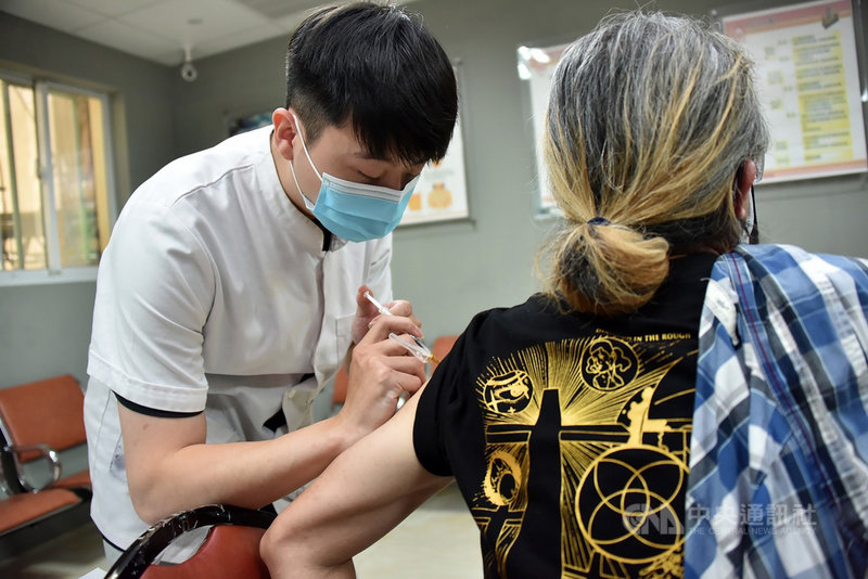 高雄市衛生局疾管處長何惠彬12日表示,同仁從日本捐疫苗後就著手造冊,超前部署擬定出接種策略;高雄首波分配到8萬劑疫苗,施打完87歲以上長者後,還可繼續遞延讓更多人接種,這是很簡單的分配問題,盼台北市長柯文哲別輕易用口水抹煞高雄基層努力。圖為高雄疫苗施打情形。(高雄市衛生局提供)中央社記者侯文婷傳真 110年6月12日