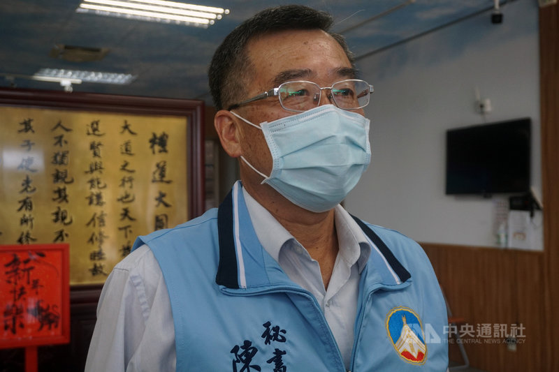 AZ疫苗運抵金門,針對75歲及原住民65歲以上住民如何施打,金門縣政府秘書長陳朝金12日表示,將由衛生局評量能否採「雙軌制」,也就是除預約制度外,深入社區施打,讓民眾更便利,同時也提升施打率,將在14日第2次工作會議確定。中央社記者黃慧敏攝 110年6月12日