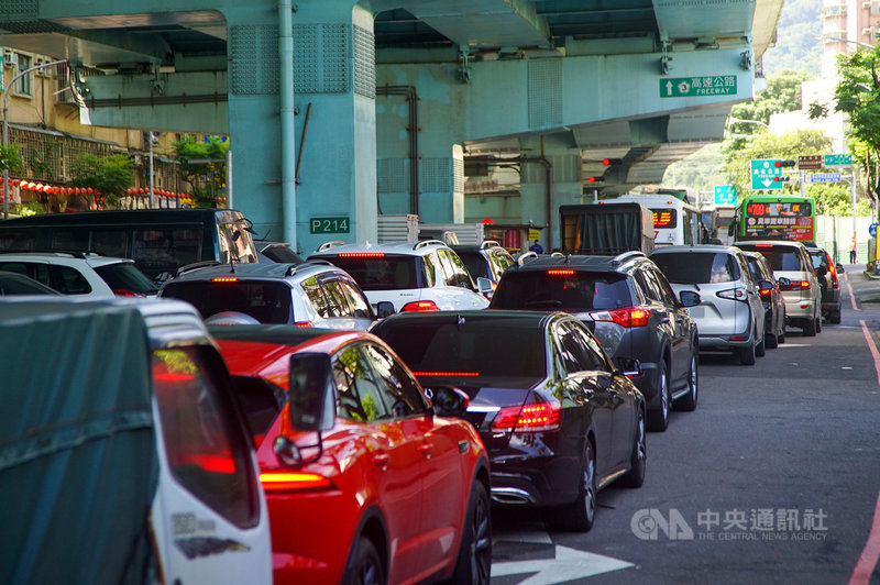 本土疫情未緩解,全國三級警戒延長,交通部高速公路局為降低端午連假民眾移動及國道車流量,首次採取高強度的國道車流調控與匝道管制。12日連假首日,土城交流道上午出現回堵車潮。中央社記者王騰毅攝 110年6月12日