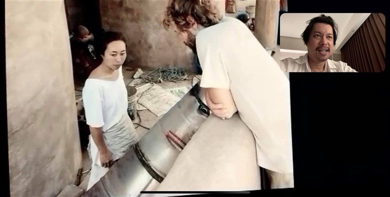 2021威尼斯建築雙年展台灣館策展人曾志偉(右上)與黃偉倫日前帶隊赴威尼斯布展,曾志偉在隔離期間透過遠端視訊工作,參與布展現場。(曾志偉提供)中央社記者陳秉弘傳真 110年6月12日