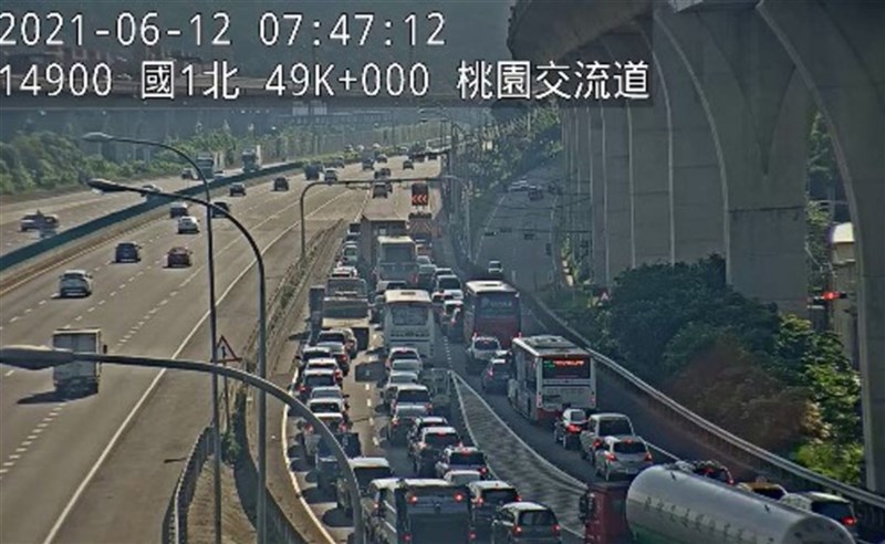 配合防疫,交通部高速公路局12日實施嚴格匝道儀控管制,高公局即路況資訊顯示,多處六都國道交流道都出現嚴重回堵,用路人大約要1小時才能上國道。圖為上午7時47分國道1號北上桃園交流道即時畫面。(高公局提供)中央社記者汪淑芬傳真 110年6月12日