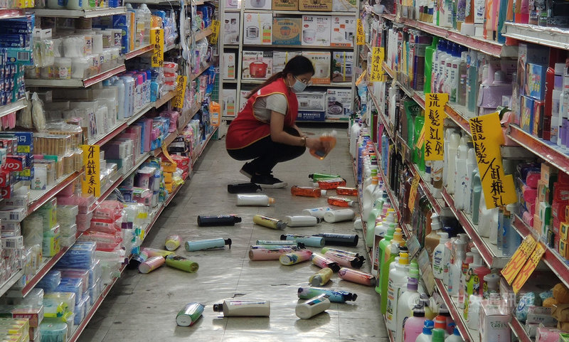 台東12日清晨發生規模5.3地震,3鄉鎮震度達4級,賣場貨架上的商品掉落。中央社記者盧太城台東攝 110年6月12日