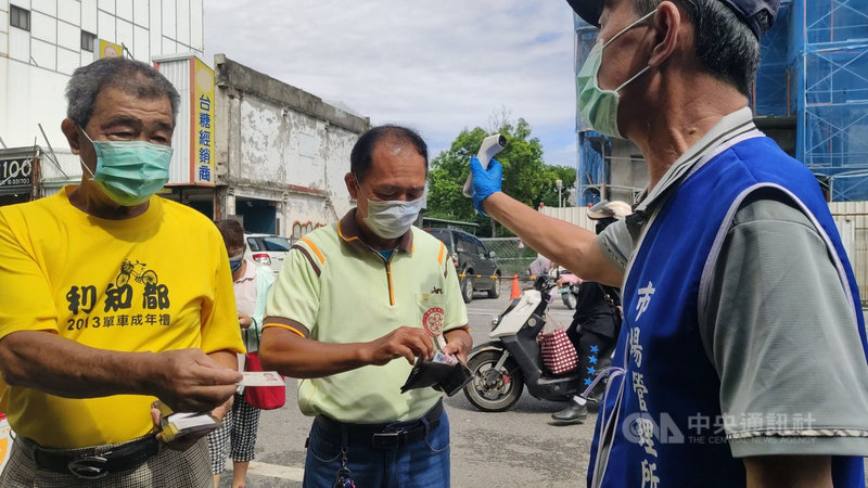 台東市中央市場12日首度採取依身分證尾數單、雙號分流,市場罕見冷清。中央社記者盧太城台東攝 110年6月12日