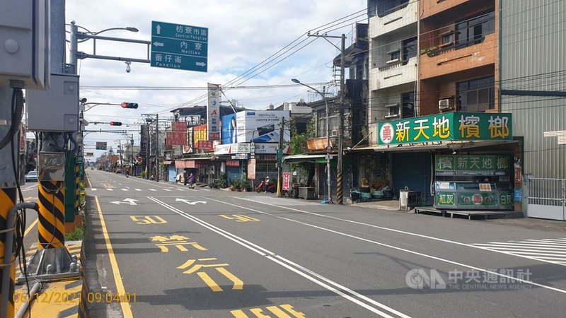 屏東縣主要交通要道11日晚間至12日上午不見車潮,往墾丁及台東的台1線枋寮5叉路口,以往連假車流量多,上午車流少了許多。中央社記者郭芷瑄攝 110年6月12日