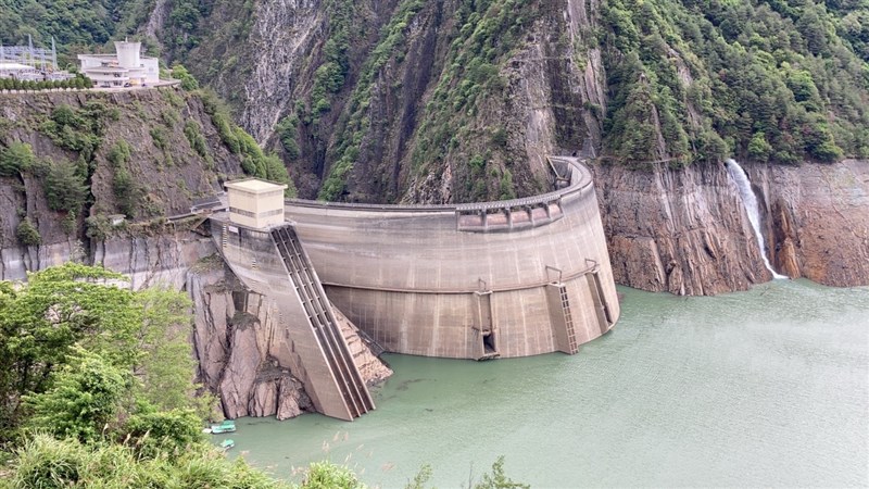 上週梅雨鋒面降雨後,德基水庫蓄水量已緩步回升至18%,加上近日集水區多場午後雷陣雨,離發電水位的1350公尺更近一步。(大甲溪發電廠提供)