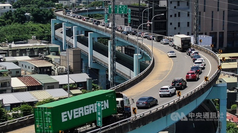 端午連假第一天,高速公路局因應防疫實施嚴格匝道儀控管制,高公局即時路況資訊顯示,多處六都國道交流道出現嚴重回堵。圖為台65線往國道3號土城交流道方向車多,行車速度緩慢。中央社記者王騰毅攝 110年6月12日
