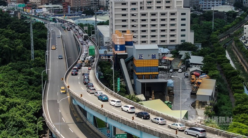 配合防疫,高速公路局12日實施嚴格匝道儀控管制,高公局即時路況資訊顯示,多處六都國道交流道出現嚴重回堵。圖為台65線往土城交流道方向南下大塞車。中央社記者王騰毅攝 110年6月12日