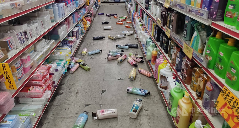 台東12日清晨發生規模5.3地震,3鄉鎮震度達4級,許多人尚在睡夢中,被劇烈搖晃驚醒,賣場物品也掉落地面。中央社記者盧太城台東攝 110年6月12日