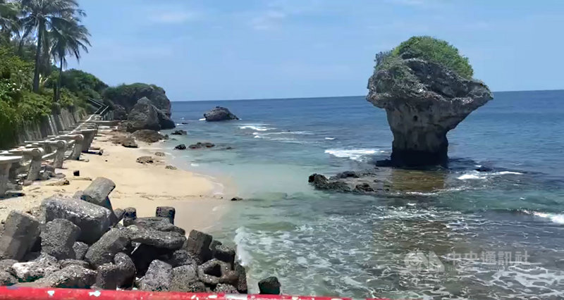 端午連假正式登場,中央及地方連日勸導民眾減少不必要的移動及外出,屏東小琉球當地居民在網路貼出知名景點「花瓶岩」12日一片空蕩、沒有人潮的畫面。(李姓居民提供)中央社記者郭芷瑄傳真 110年6月12日
